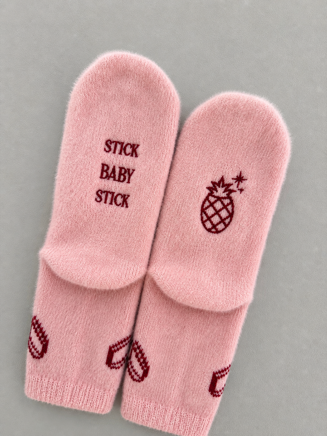 Calcetas "stick baby stick" color rosa #2 bordado tinto