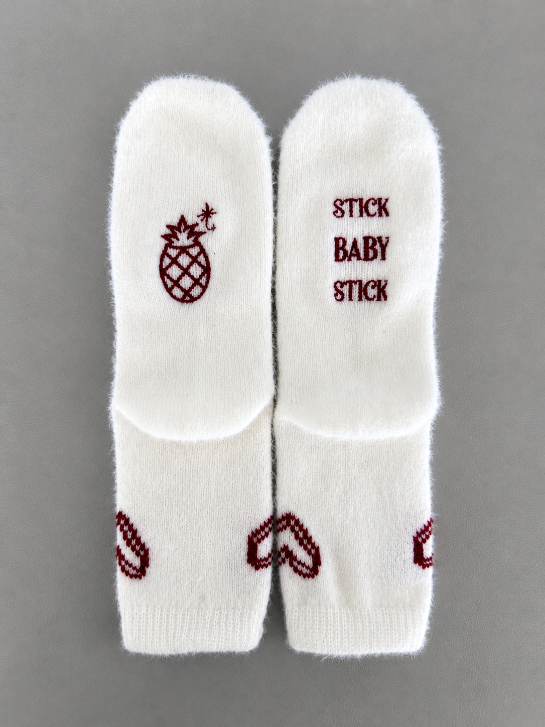 Calcetas "stick baby stick" color blanco bordado tinto