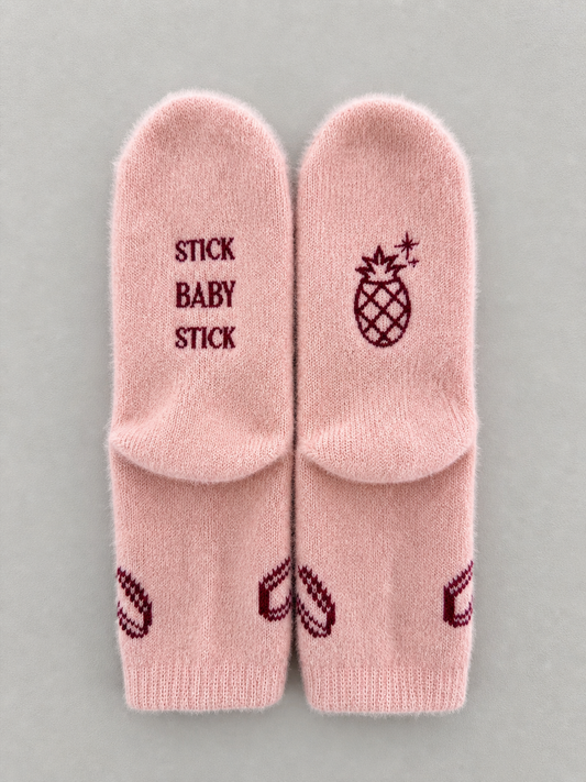 Calcetas "stick baby stick" color rosa #2 bordado tinto