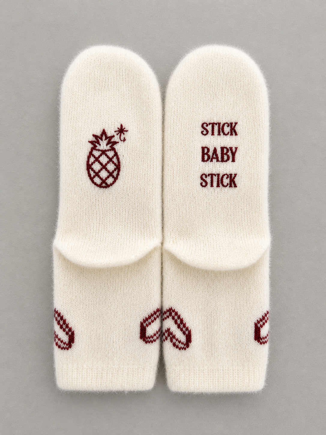 Calcetas "stick baby stick" color hueso bordado tinto