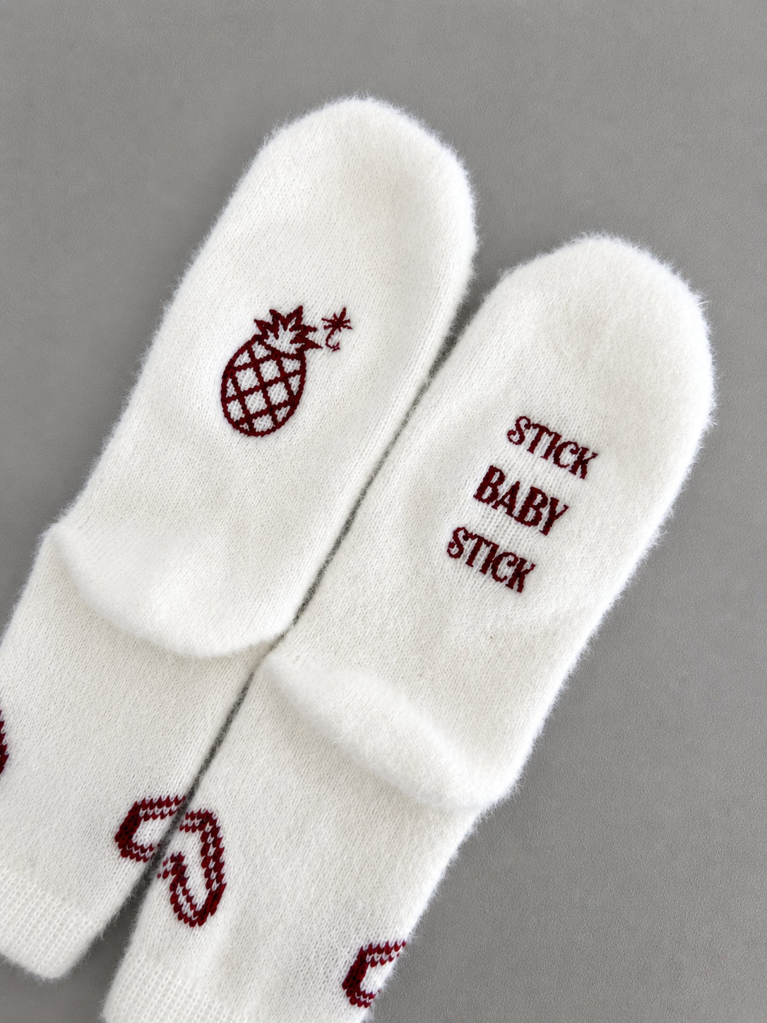 Calcetas "stick baby stick" color blanco bordado tinto