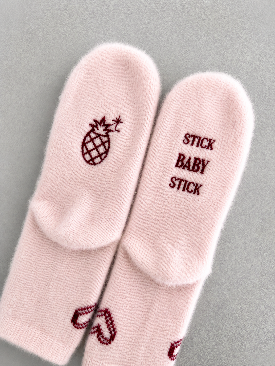 Calcetas "stick baby stick" color rosa #1 bordado tinto