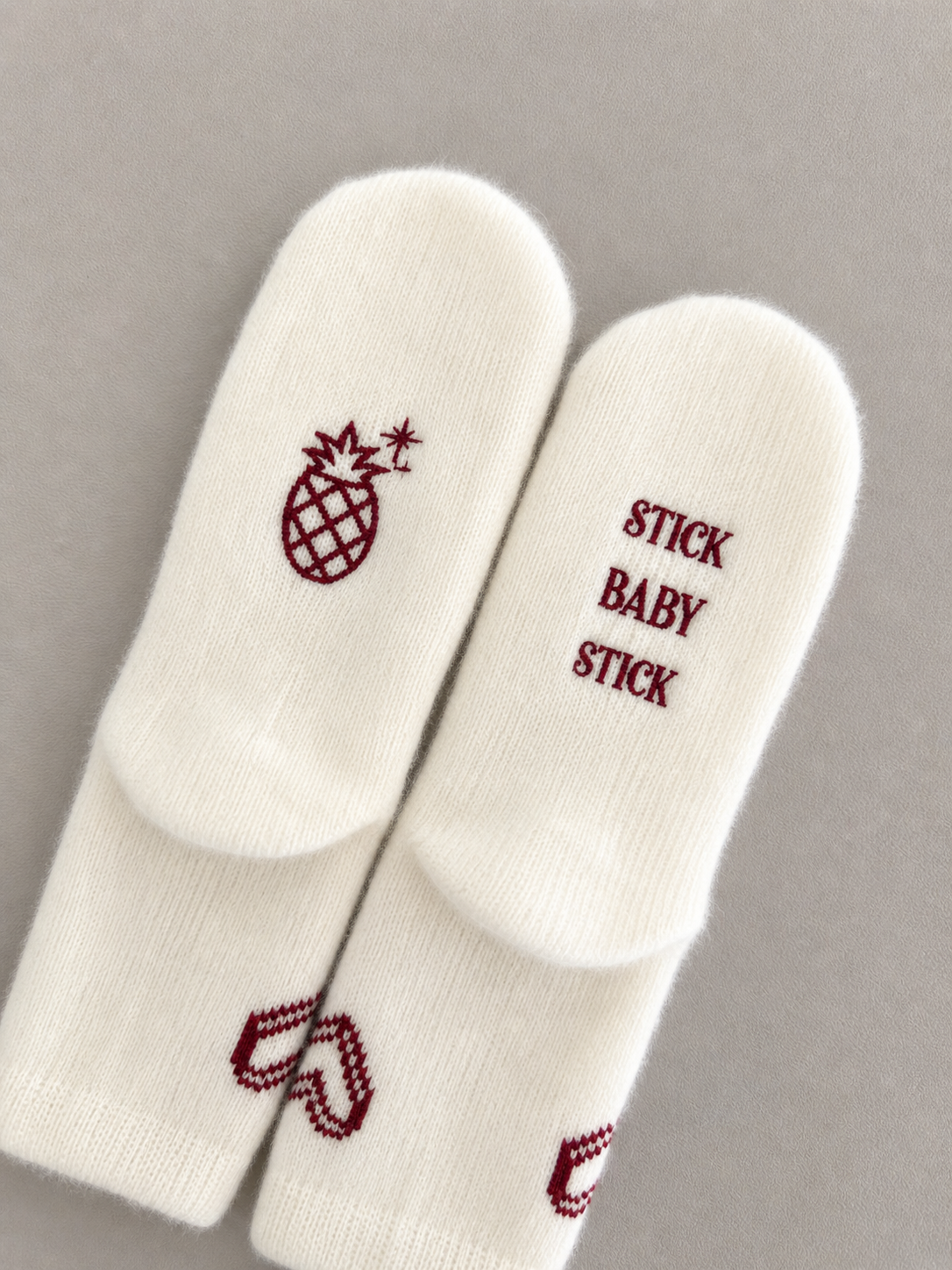 Calcetas "stick baby stick" color hueso bordado tinto