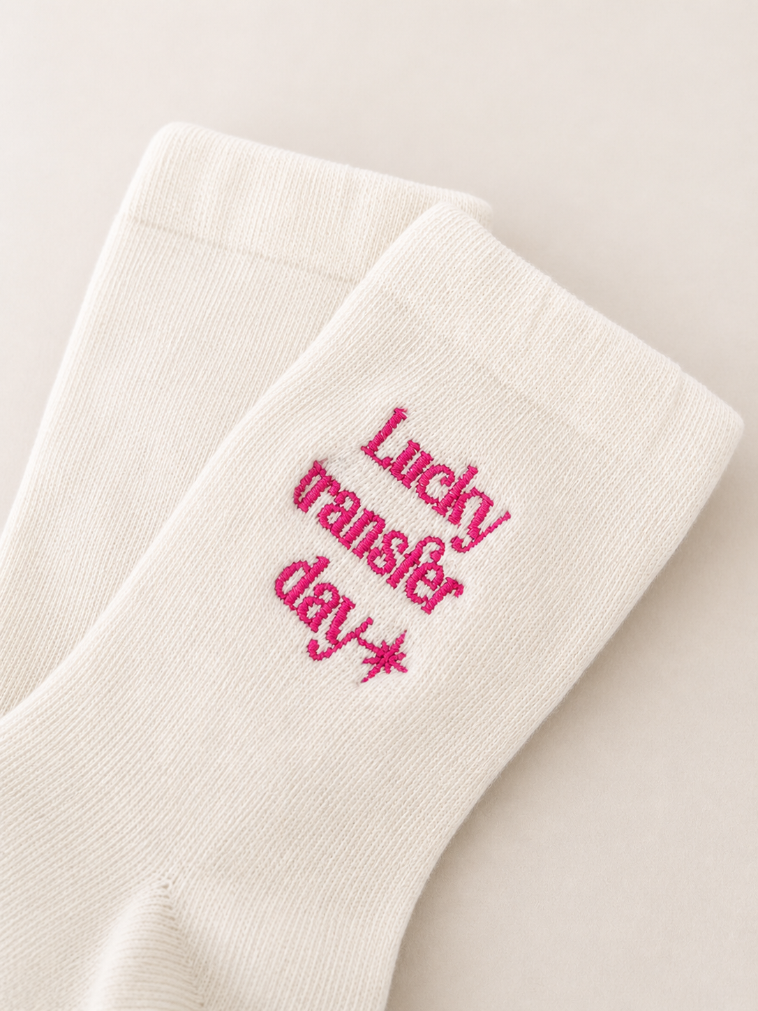Calcetas "Lucky Transfer Day" color hueso
