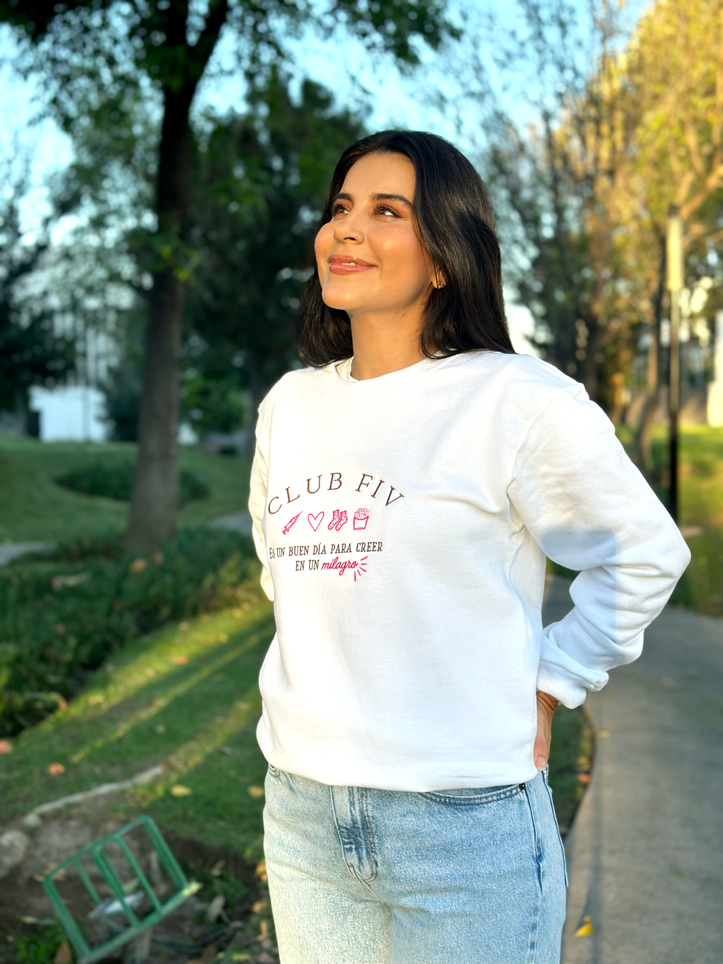 Sudadera CLUB FIV Blanca bordado rosa mexicano