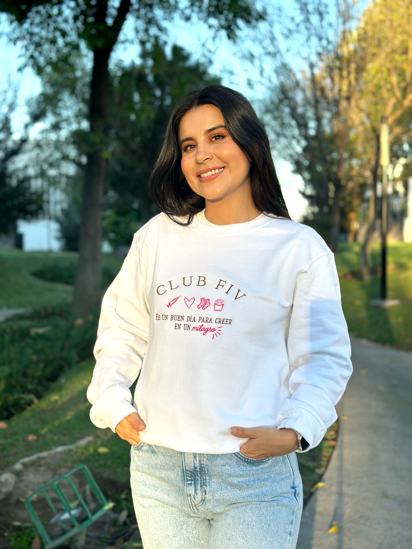 Sudadera CLUB FIV Blanca bordado rosa mexicano