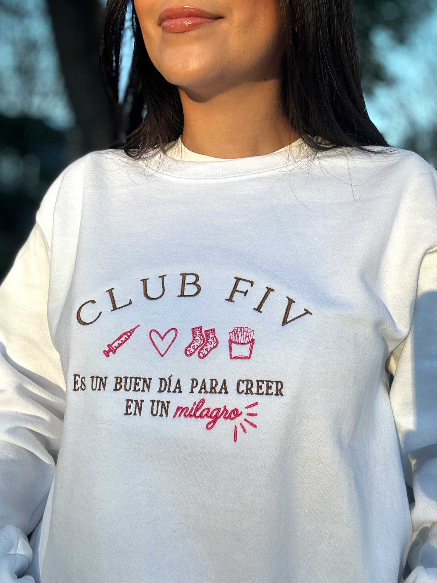 Sudadera CLUB FIV Blanca bordado rosa mexicano